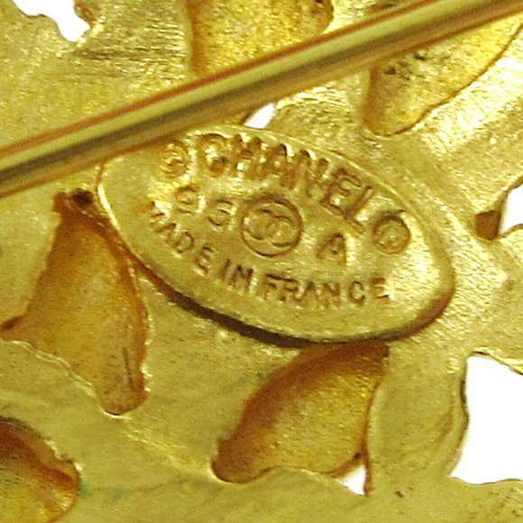 AUTHENTIC CHANEL CC Logos Medallion Motif Brooch Pin Corsage Gold-Tone 9 - Picture 4 of 4